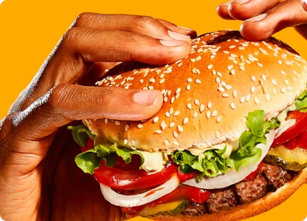 버거킹 와퍼를 손으로 든 이미지