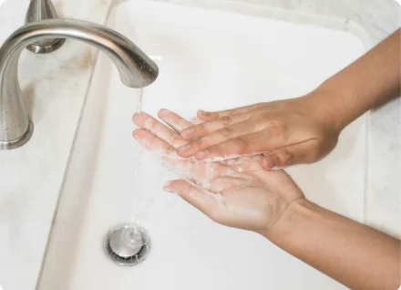 손을 닦고 있는 이미지