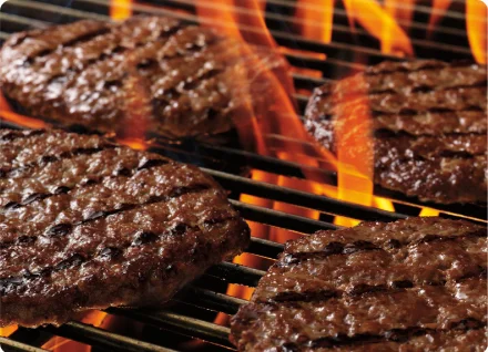 그릴에 패티를 굽고 있는 이미지